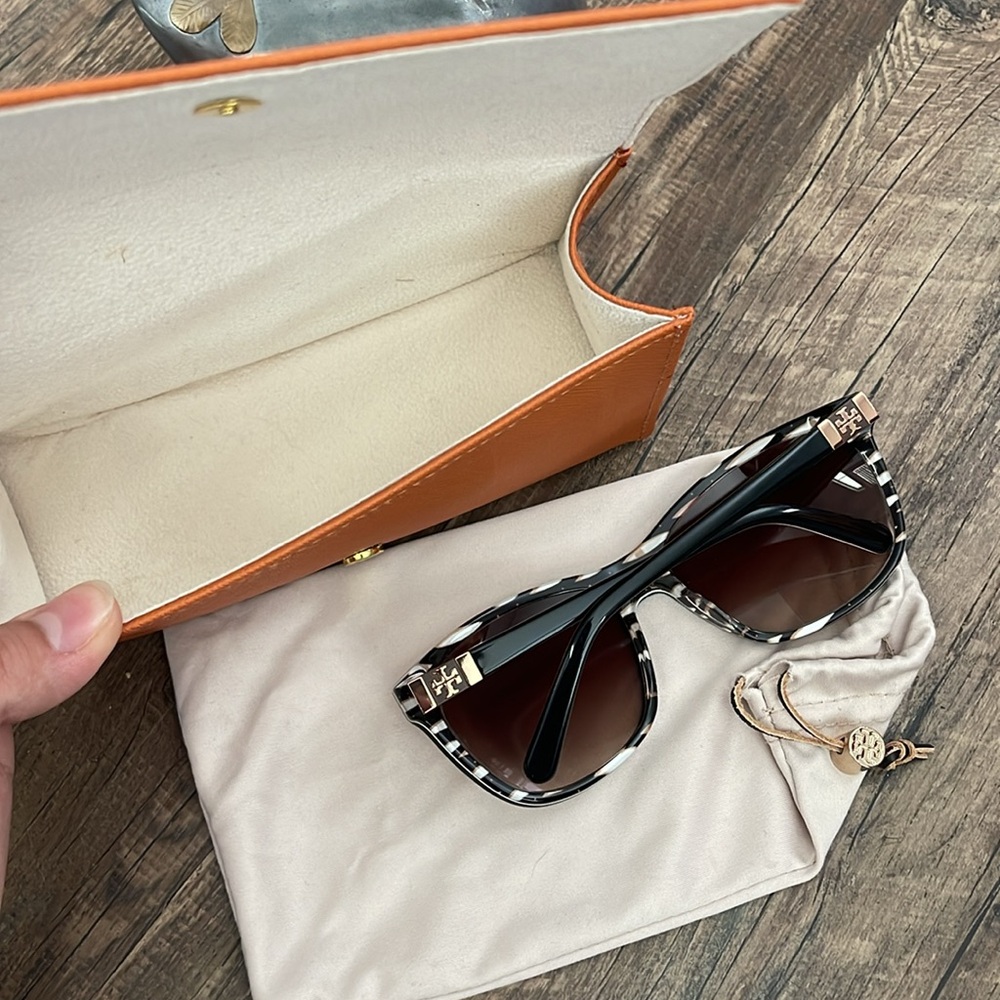 Tory Burch Sunnies✨ - Picture 16 of 16